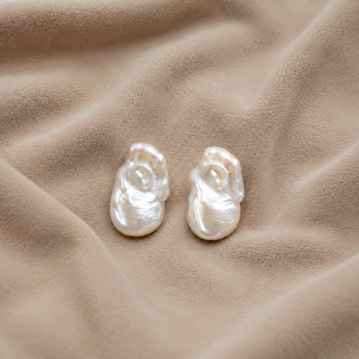 d75839d0-303c-48c6-85ad-7a25f2c34df2 Cercei Baroc Pearl Studs - imagine 1